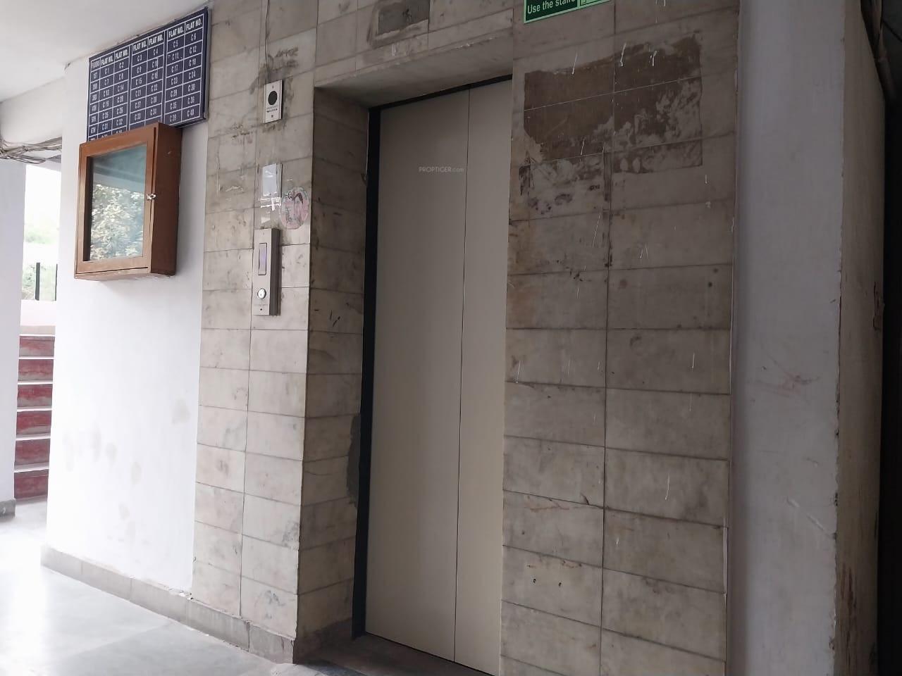  everest-apartment Lift(s)